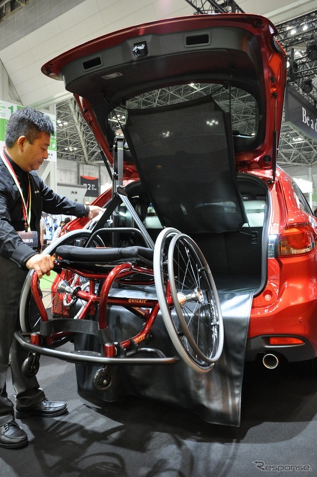 マツダ・アテンザワゴン手動運転装置付車(福祉機器展2017)