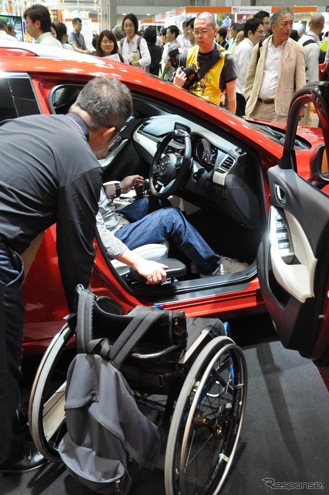マツダ・アテンザワゴン手動運転装置付車(福祉機器展2017)