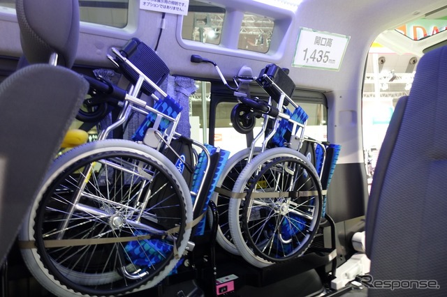 乗車距離や車いすの依存度などで、折りたたむことで乗車定員をあきらめないハイエースの車いす仕様車。