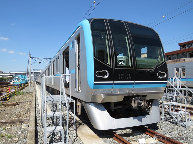 今回公開されたのは行徳車両基地での積込み作業。使用車両は15000系の第64編成だ。
