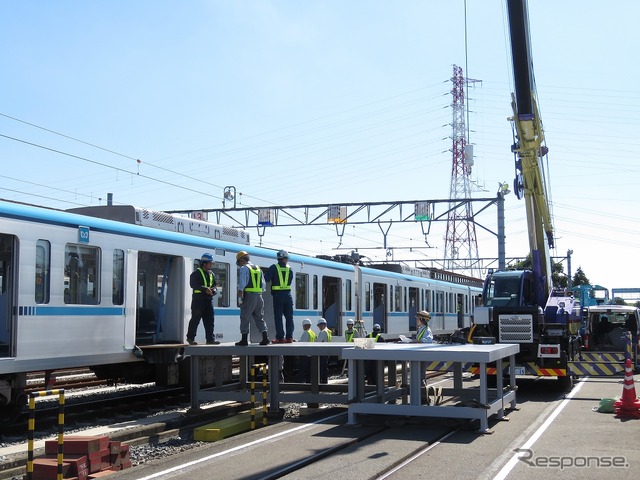 架台と車両ドアの間にも渡り板を設置。