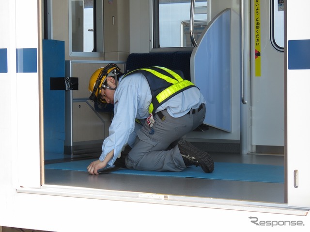 車内は床を防護する板が敷かれた。