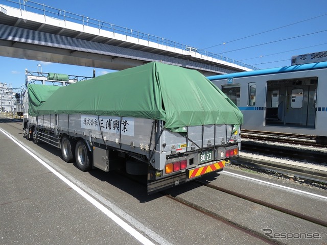 ホームドアを満載したトラックが到着。