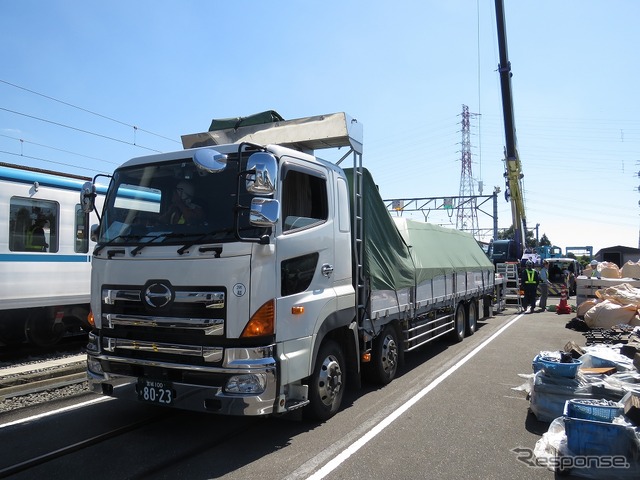 トラックは架台の直前で停止。