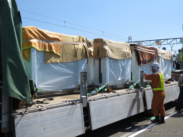 荷台のカバーが外されるとホームドアが現れた。