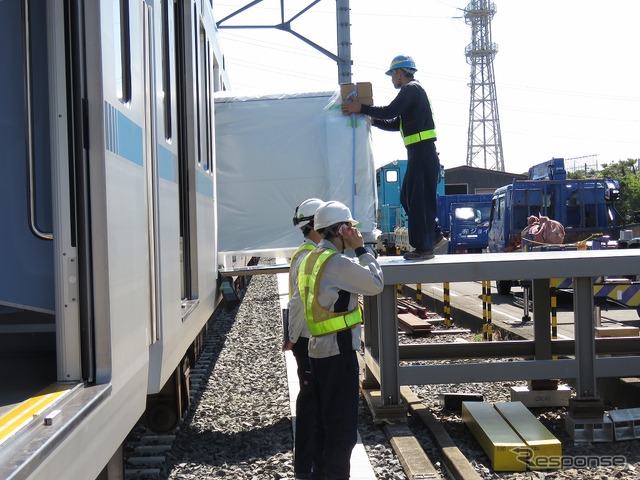 渡り板を通って車内へと押し込まれていく。