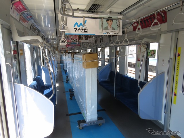 積込み作業が完了したホームドア。