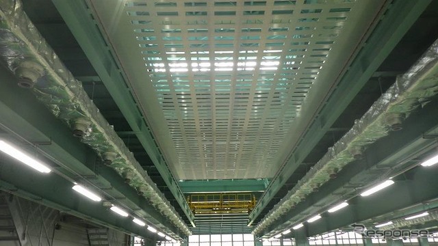 TX総合基地の車両更新場に設置された電動水平引きシャッター。ギネス世界記録に認定された。