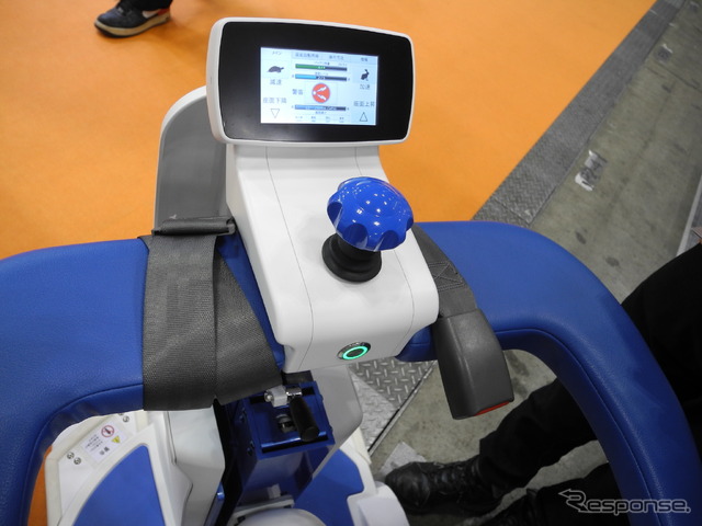 アイザックが開発した移乗・移動ロボットKeipu（ケイプ）。（福祉機器展2017）