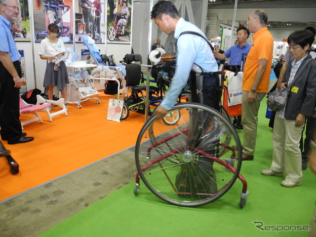 米国生まれの立って乗る車椅子