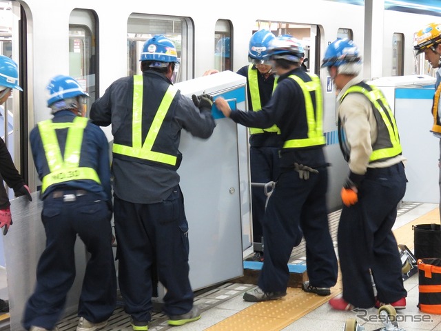 九段下駅で行われたホームドアの設置作業。500kg以上あるホームドアを数人がかりで設置していた。