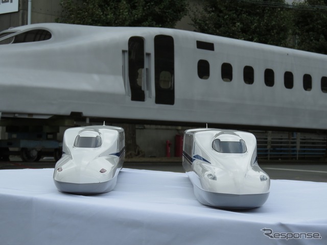 N700A(左)とN700S(右)の模型。