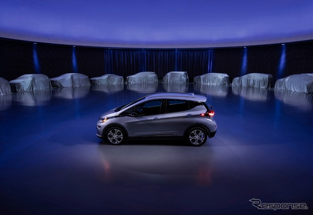 GMシボレーのボルトEVの後方に並ぶ新型EV