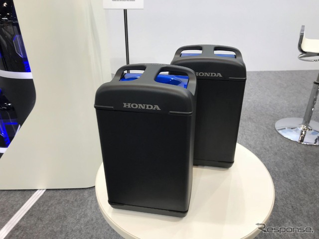 ホンダブースではモジュール化されたモバイルバッテリーも展示された