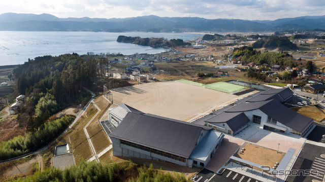 『陸前高田市立高田東中学校』(SALHAUS)