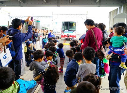 電車との綱引きは子供向けに行われる。