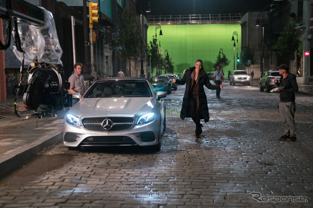 Eクラス・カブリオレ新型 / 『ジャスティス・リーグ』 Copyright: Clay Enos/Warner Bros. Pictures; JUSTICE LEAGUE and all related characters and elements TM & (c) DC and Warner Bros. Entertainment Inc.