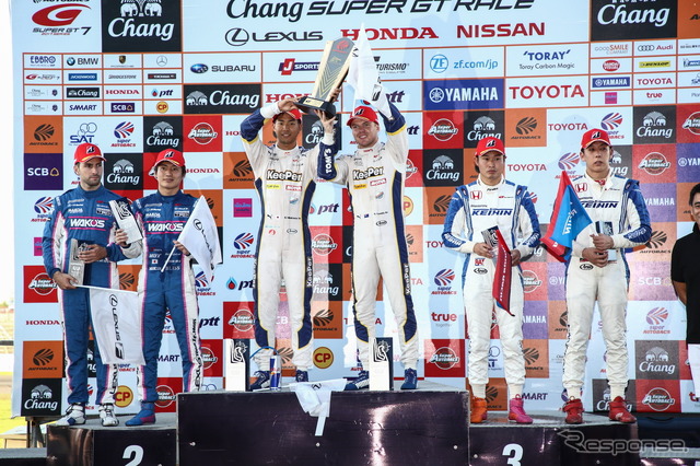 GT500クラスの表彰式(中央左が平川、右がキャシディ)。