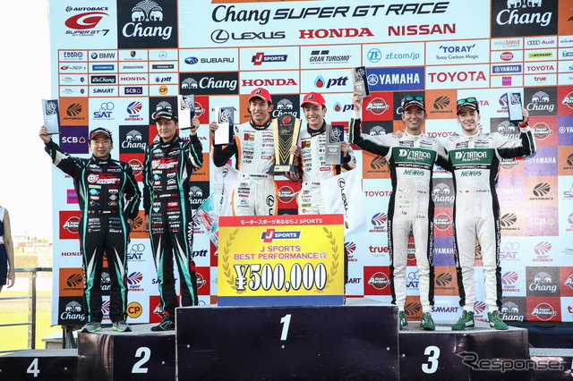 GT300クラスの表彰式(中央左が中山、右が坪井)。