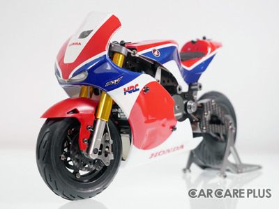◆HONDA RC213V-Sカラーリングもされ、実車を忠実に再現した軽量ポリカーボネート製のボディ。すぐにライディングを愉しめます。