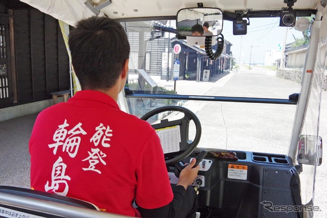 石川県輪島市でおこなわれている電動ゴルフカートを用いた自動運転の実証実験「WA-MO(ワーモ)」。写真は自動運転中の様子