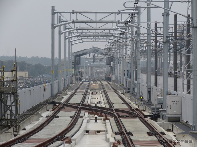 新しい高架ホームから松戸方を望む。渡り線と北初富駅の高架ホームが見えた。