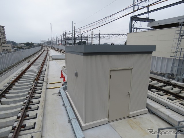 新鎌ヶ谷駅の松戸方の線路。左側の線路は2019年度に使用開始予定の上り線で、当面は使われない。