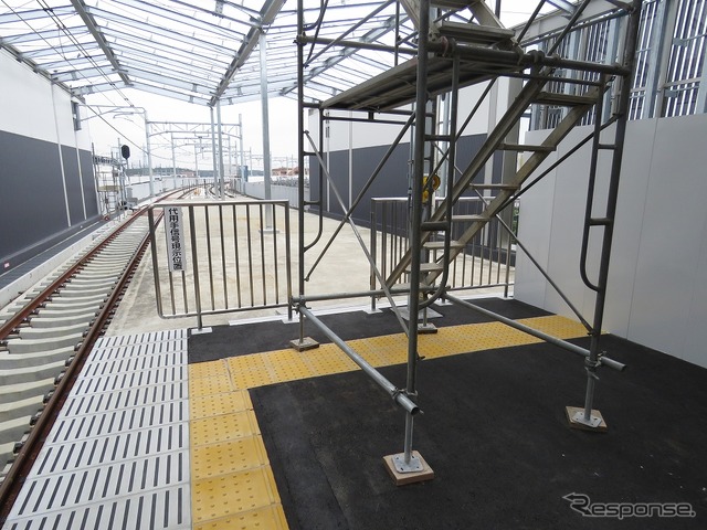 新ホームの京成津田沼方。長さは8両分だが現在の新京成線は6両編成しか運転されておらず、ホーム両端の計2両分は使用しない。このため両端の少し手前に柵を設けている。