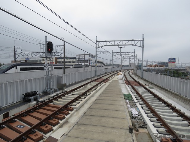 高架ホームから京成津田沼方の線路を望む。新鎌ヶ谷駅とその前後は北総鉄道北総線・京成電鉄成田空港線（成田スカイアクセス）の高架橋に隣接。架線は下り線（左）のみ張られている。