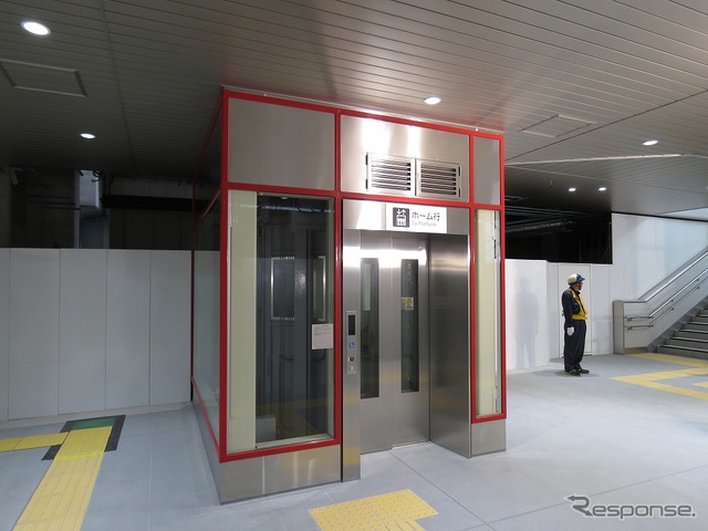 高架下コンコースのエレベーター。