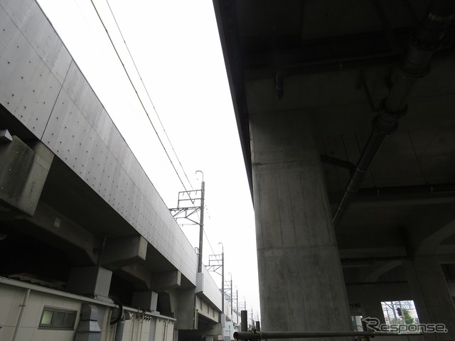北総線の高架橋（左）と新京成線の新しい高架橋（右）。