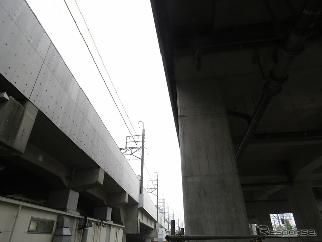 北総線の高架橋(左)と新京成線の新しい高架橋(右)。