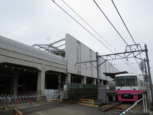 新鎌ヶ谷駅の地上ホーム（右下）と高架ホーム（左上）。