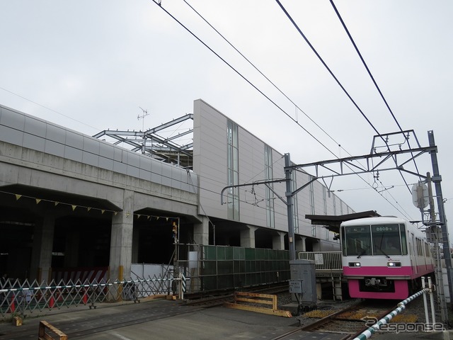 新鎌ヶ谷駅の地上ホーム(右下)と高架ホーム(左上)。