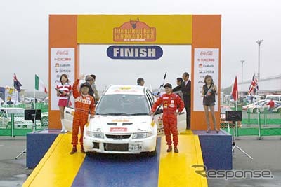 国際格式の北海道ラリーは“元・夫婦”コンビの『ランエボ』が総合優勝