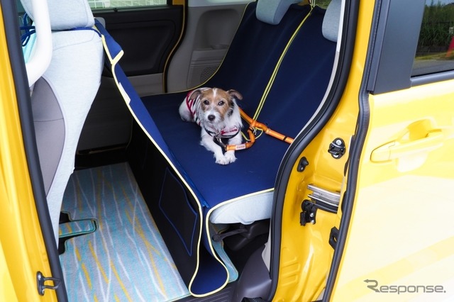 「ペットシートマット」と「ペット車外飛び出し防止リード」を併用(Honda Dogシリーズ)