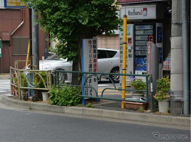 形状、色彩の異なる防護柵(景観的な影響の大きい道路附属物等の事例)