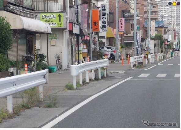 出入り確保のため細切れに設置された車両用防護柵(景観的な影響の大きい道路附属物等の事例)
