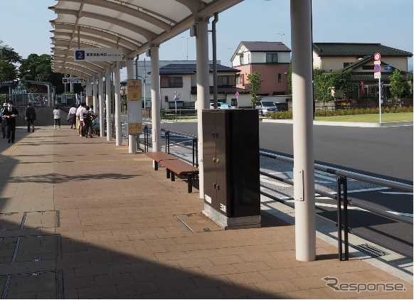 バス停上屋やベンチと合わせて地上機器を設(景観に配慮した道路附属物等の事例)