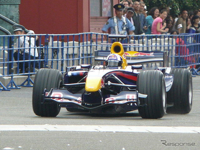 レッドブル、浅草お練り＆F1走行