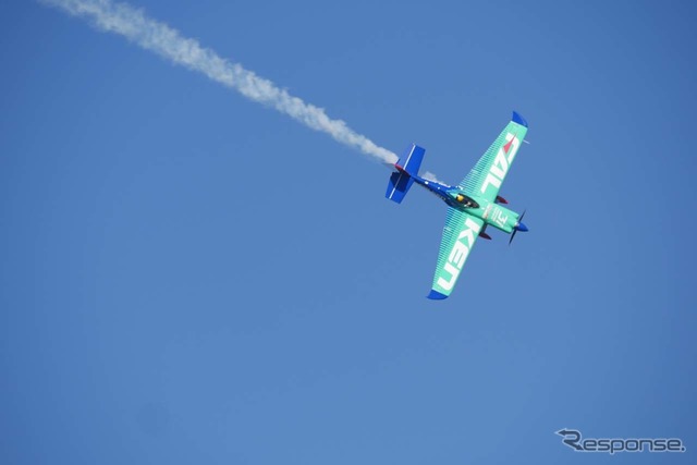 青空に舞う室屋選手の機体。室屋選手は第7戦までで、59ポイントで総合第2位