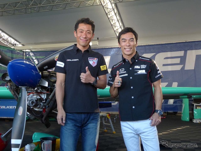 室屋義秀選手(向かって左)の応援に駆けつけた佐藤琢磨選手