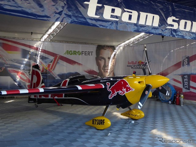 4ポイント差で室屋選手をリードするマルティン・ソンカ選手の機体