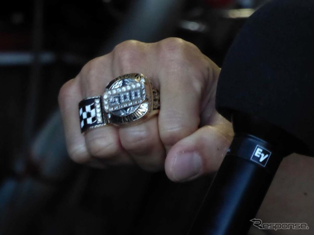 佐藤琢磨選手はこの日、「インディ500」優勝記念のリングを身につけて登場した