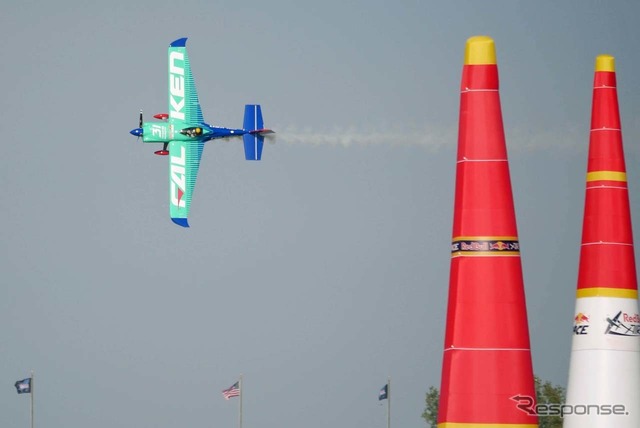 13番目に予選を飛行した室屋(No. 31: チーム ファルケン)。