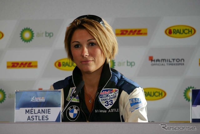 エアレース初の女性選手として紹介されたメラニー・アストル選手(フランス)