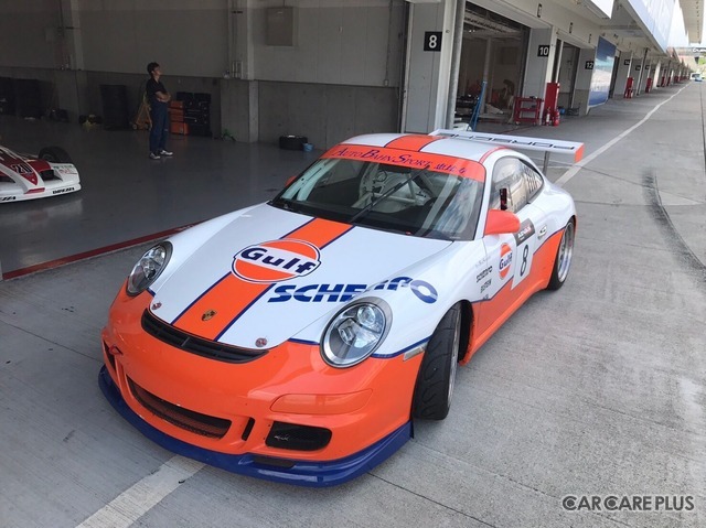 レース用のポルシェ911に実際に施工する