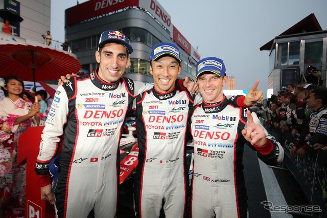 優勝したトヨタ8号車の(左から)ブエミ、中嶋一貴、デビッドソン。