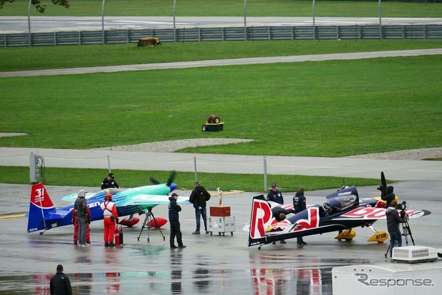 Round of 14で一騎打ちに望む室屋(左)とソンカの機体。