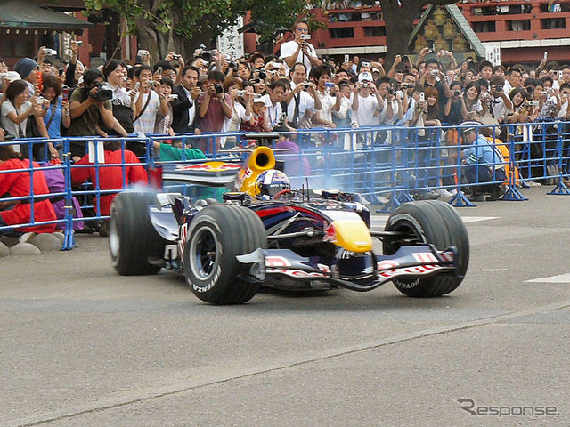 レッドブル、浅草寺でF1デモ走行